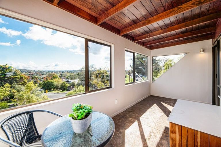 Photo of property in 2/84a Avonleigh Road, Green Bay, Auckland, 0604