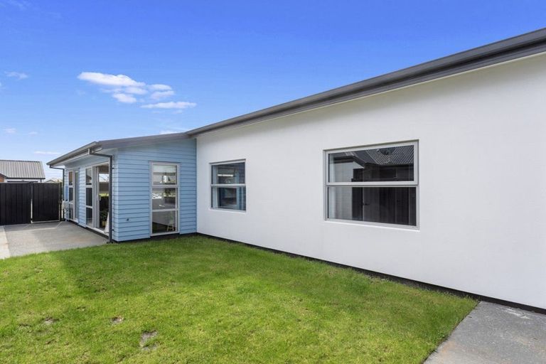Photo of property in 17 Westhaven Grove, Takaro, Palmerston North, 4412
