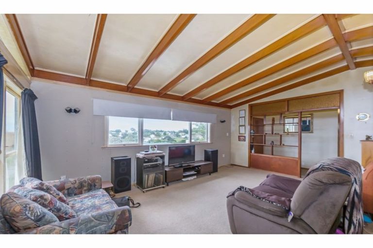 Photo of property in 59 Totaravale Drive, Totara Vale, Auckland, 0629