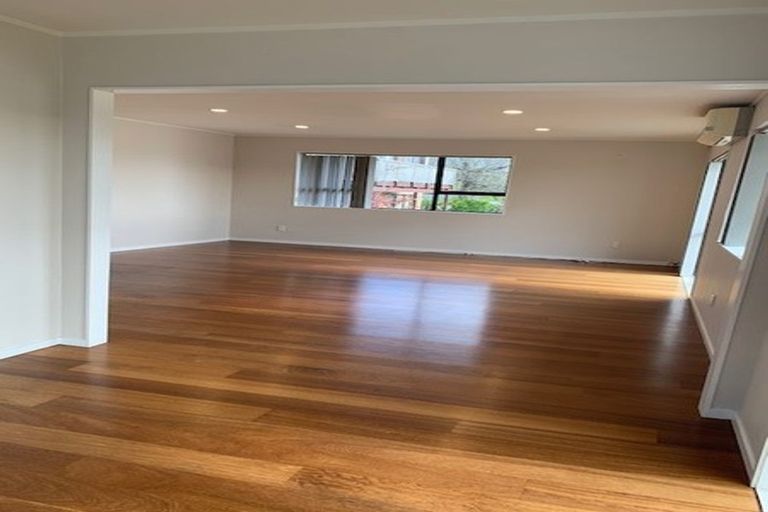 Photo of property in 1/52 Galloway Crescent, Farm Cove, Auckland, 2012