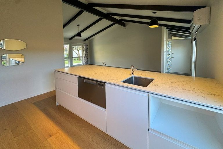 Photo of property in 26 Raekura Place, Redcliffs, Christchurch, 8081