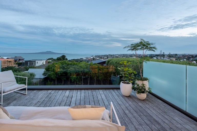 Photo of property in 25 Seaview Road, Castor Bay, Auckland, 0620