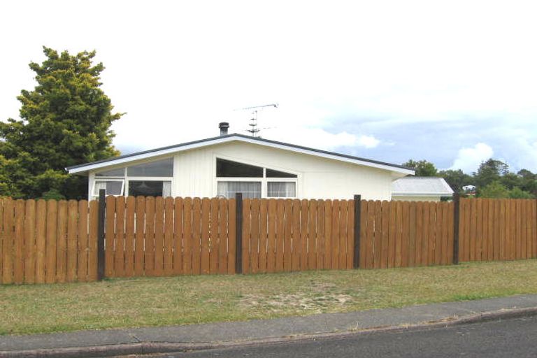 Photo of property in 2 Reynolds Place, Torbay, Auckland, 0630