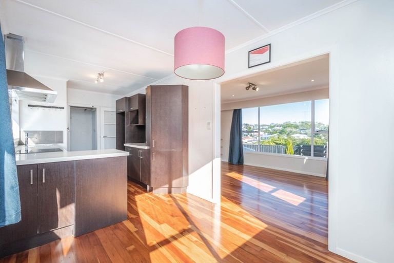 Photo of property in 27 Brooker Grove, Newlands, Wellington, 6037