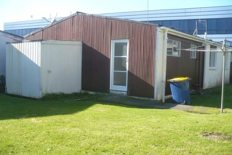 Photo of property in 2 Vera Road, Te Atatu South, Auckland, 0610