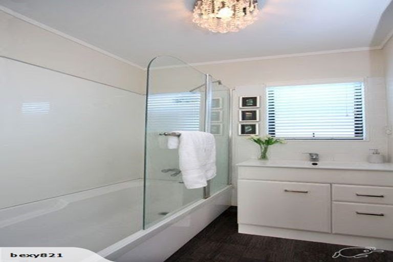 Photo of property in 34b Enderby Drive, Te Atatu Peninsula, Auckland, 0610