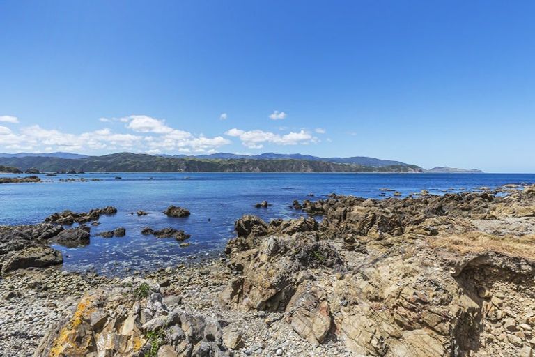 Photo of property in 118 Breaker Bay Road, Breaker Bay, Wellington, 6022