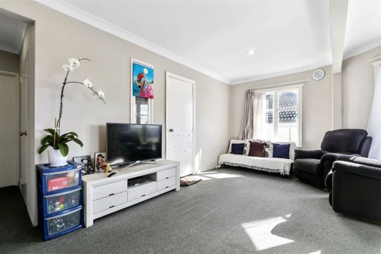 Photo of property in 183 Carlisle Road, Northcross, Auckland, 0632