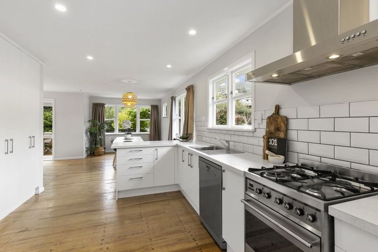 Photo of property in 6 Thurleigh Grove, Karori, Wellington, 6012