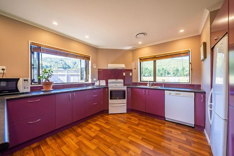Photo of property in 150 Upper Fitzherbert Road, Wainuiomata, Lower Hutt, 5373