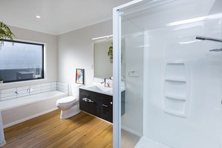 Photo of property in 24 Te Kaeaea Crescent, Wallaceville, Upper Hutt, 5018