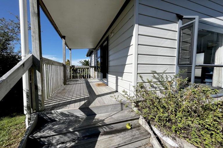 Photo of property in 4 Karo Place, Glendene, Auckland, 0602