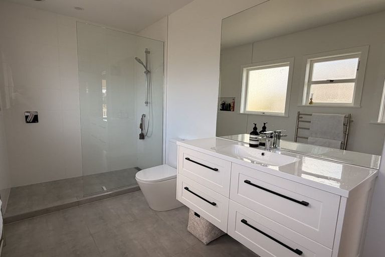 Photo of property in 2/20 Merton Avenue, Glenfield, Auckland, 0627