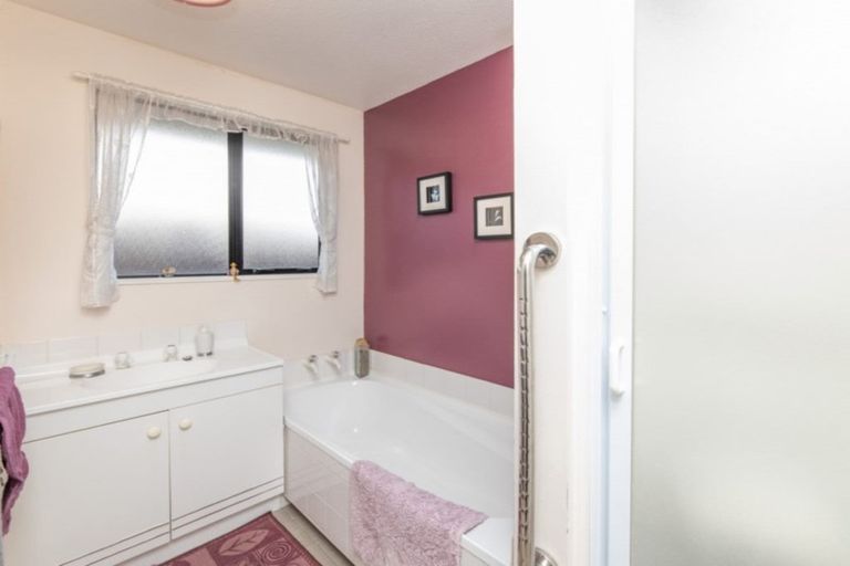 Photo of property in 2/14 Innisfree Place, Northwood, Christchurch, 8051