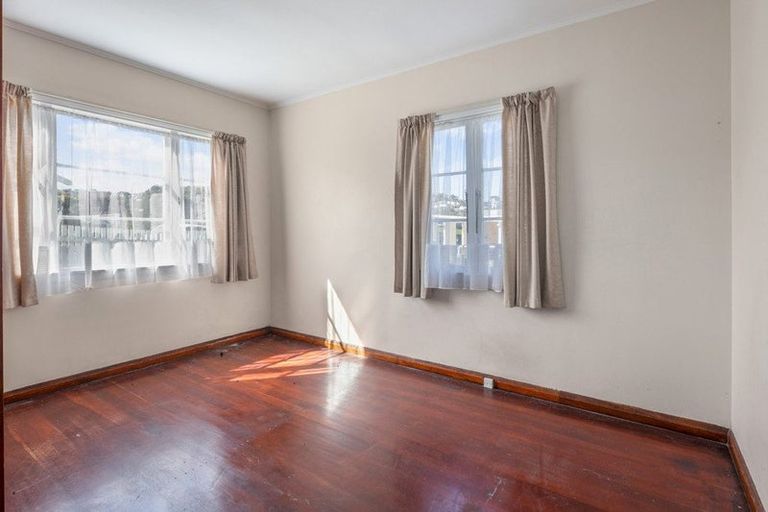 Photo of property in 2 Moorefield Road, Johnsonville, Wellington, 6037