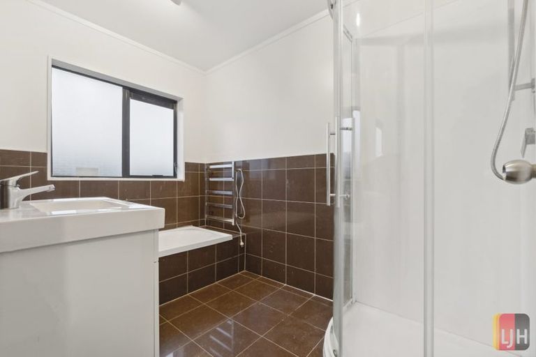 Photo of property in 18 Randwick Place, Randwick Park, Auckland, 2105