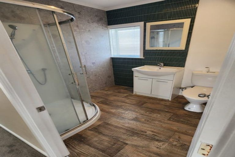 Photo of property in 623 Glenfield Road, Totara Vale, Auckland, 0629