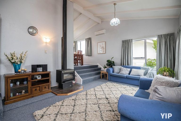 Photo of property in 18 Colchester Crescent, Newlands, Wellington, 6037