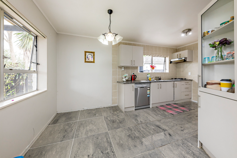 Photo of property in 17a Corolu Place, Conifer Grove, Takanini, 2112