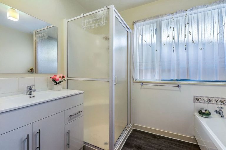 Photo of property in 1/215 Wairakei Road, Bryndwr, Christchurch, 8053