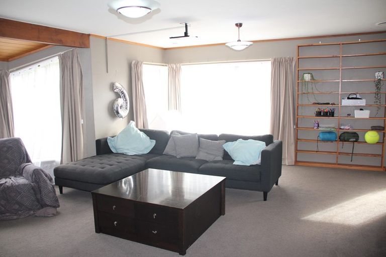 Photo of property in 32 Burbank Crescent, Churton Park, Wellington, 6037