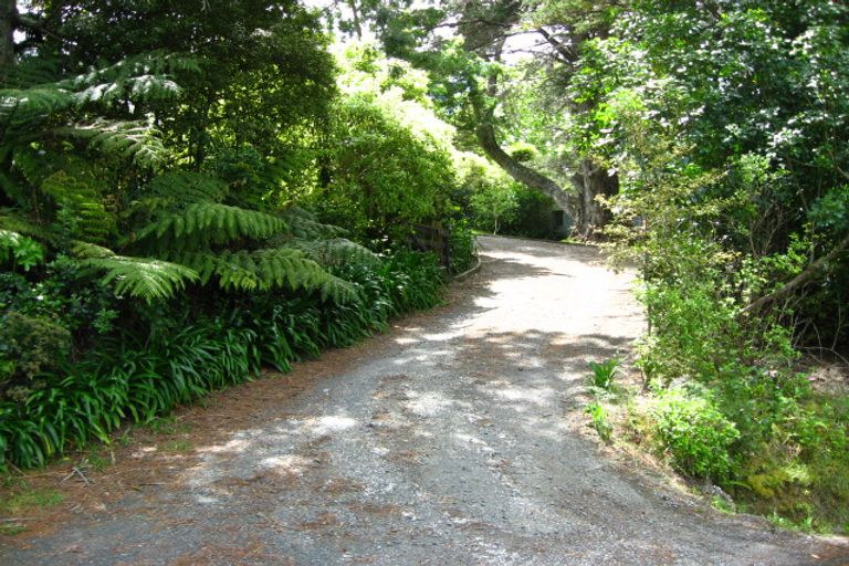 Photo of property in 12 Hobbs Road, Matakatia, Whangaparaoa, 0930