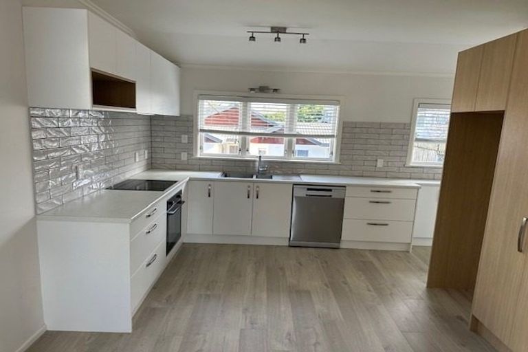 Photo of property in 1/2 East Coast Road, Milford, Auckland, 0620