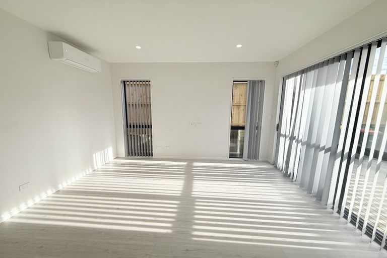 Photo of property in 127 Oreil Avenue, West Harbour, Auckland, 0618