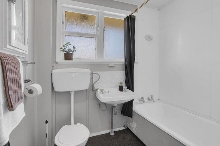 Photo of property in 33 Matipo Street, Castlecliff, Whanganui, 4501