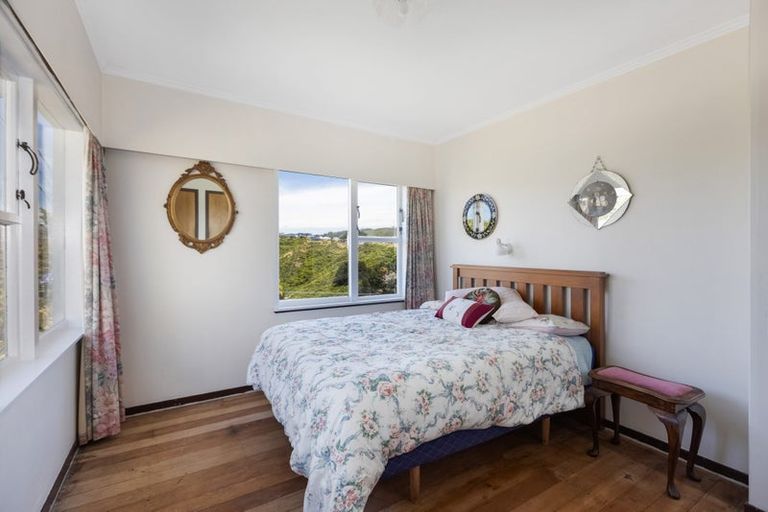 Photo of property in 25 Miles Crescent, Newlands, Wellington, 6037