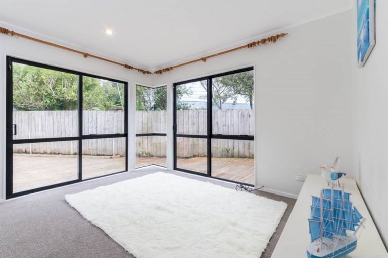 Photo of property in 2/1 Heathglen Place, Bayview, Auckland, 0629