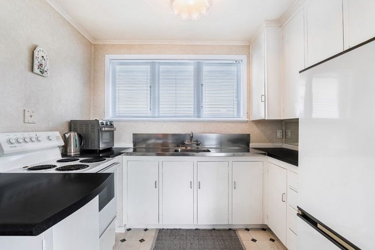 Photo of property in 18 Selwyn Crescent, Forrest Hill, Auckland, 0620