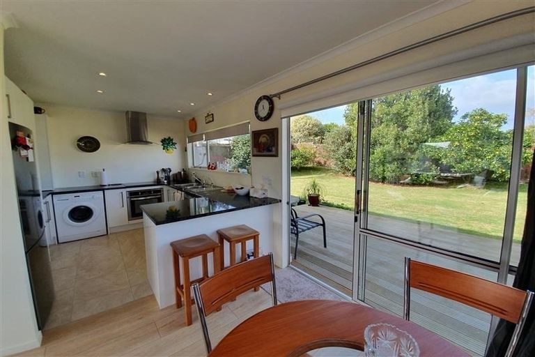 Photo of property in 2/18a Sherwood Avenue, Te Atatu South, Auckland, 0610