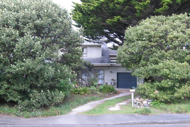 Photo of property in 14 Fenside Street, Waikanae Beach, Waikanae, 5036