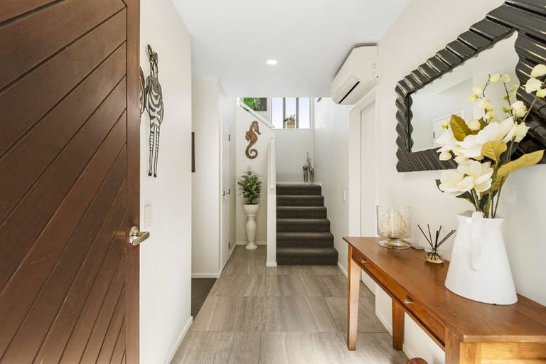 Photo of property in 1/20 Tui Glen Road, Birkenhead, Auckland, 0626