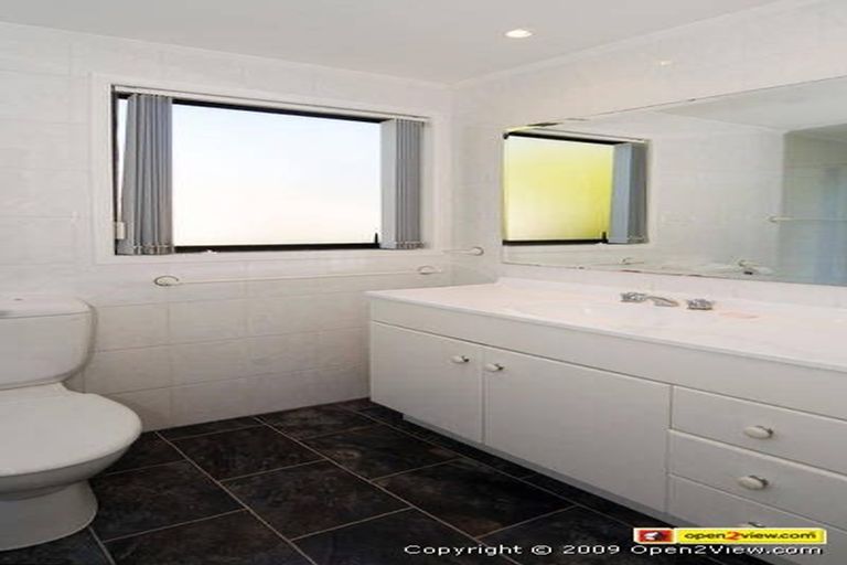 Photo of property in 100 Arran Road, Browns Bay, Auckland, 0630