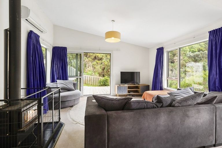 Photo of property in 28 Rarangi Way, Owhiro Bay, Wellington, 6023