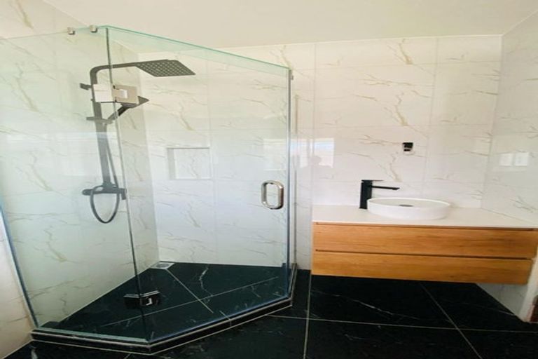 Photo of property in 4287 Great North Road, Glendene, Auckland, 0602