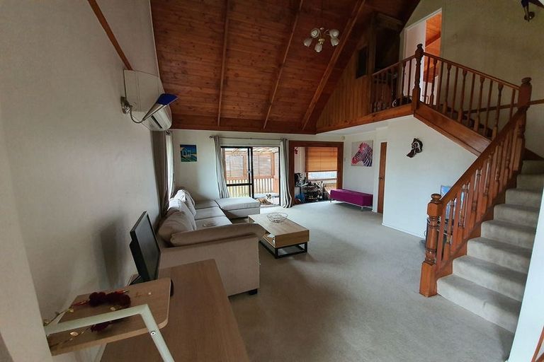 Photo of property in 2/1 Bamboo Grove, Kelston, Auckland, 0602