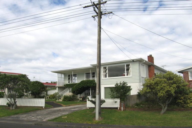Photo of property in 76 Sylvan Avenue, Northcote, Auckland, 0627