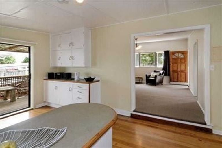 Photo of property in 1/55 Awaroa Road, Sunnyvale, Auckland, 0612