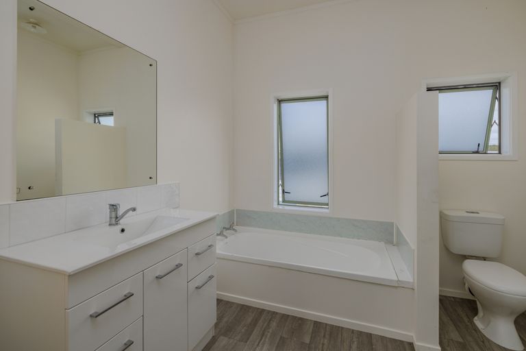 Photo of property in 10 Yorke Road, Haruru, 0204