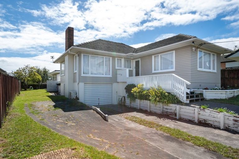 Photo of property in 22 Awaroa Road, Sunnyvale, Auckland, 0612