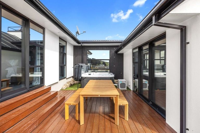 Photo of property in 8 Parkridge Place, Mount Pleasant, Christchurch, 8081