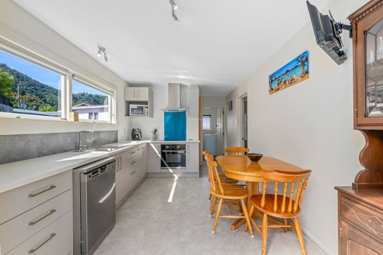 Photo of property in 95a Waikawa Road, Picton, 7220