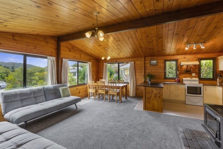 Photo of property in 22 Whitechapel Grove, Stokes Valley, Lower Hutt, 5019