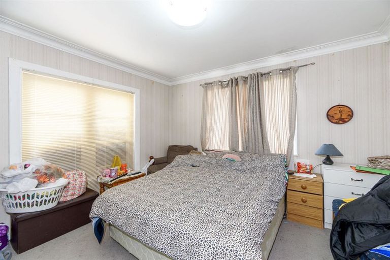 Photo of property in 19 Yeovil Road, Te Atatu Peninsula, Auckland, 0610