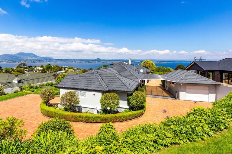 Photo of property in 2 Krissell Place, Acacia Bay, Taupo, 3330