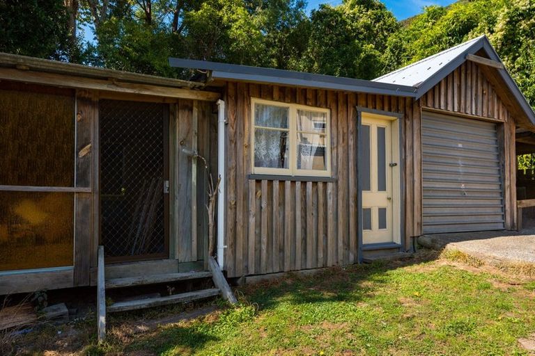 Photo of property in 14 Angle Street, Picton, 7220