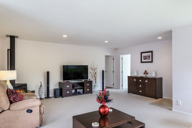 Photo of property in 35 Kinder Street, Acacia Bay, Taupo, 3330